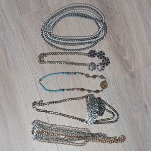 BUNDLE of FIVE beautiful necklaces. Vintage fashion costume jewelry